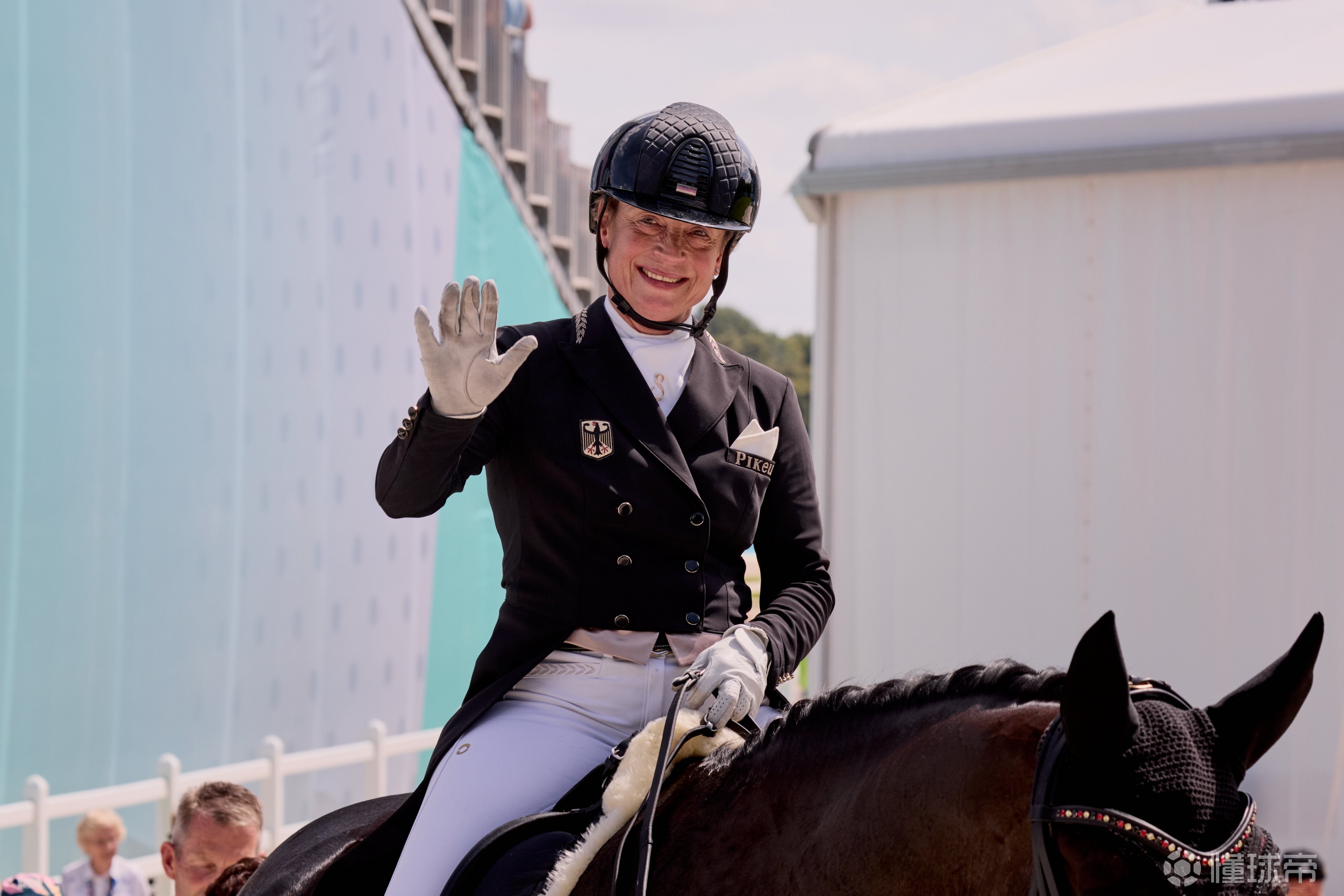 德国运动员高举金牌庆祝胜利 德国运动员高举金牌庆祝胜利