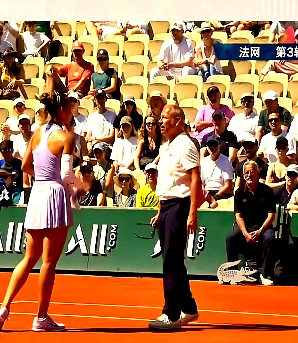 包含欧预赛比赛裁判慢镜头重播，争议判罚火热讨论的词条