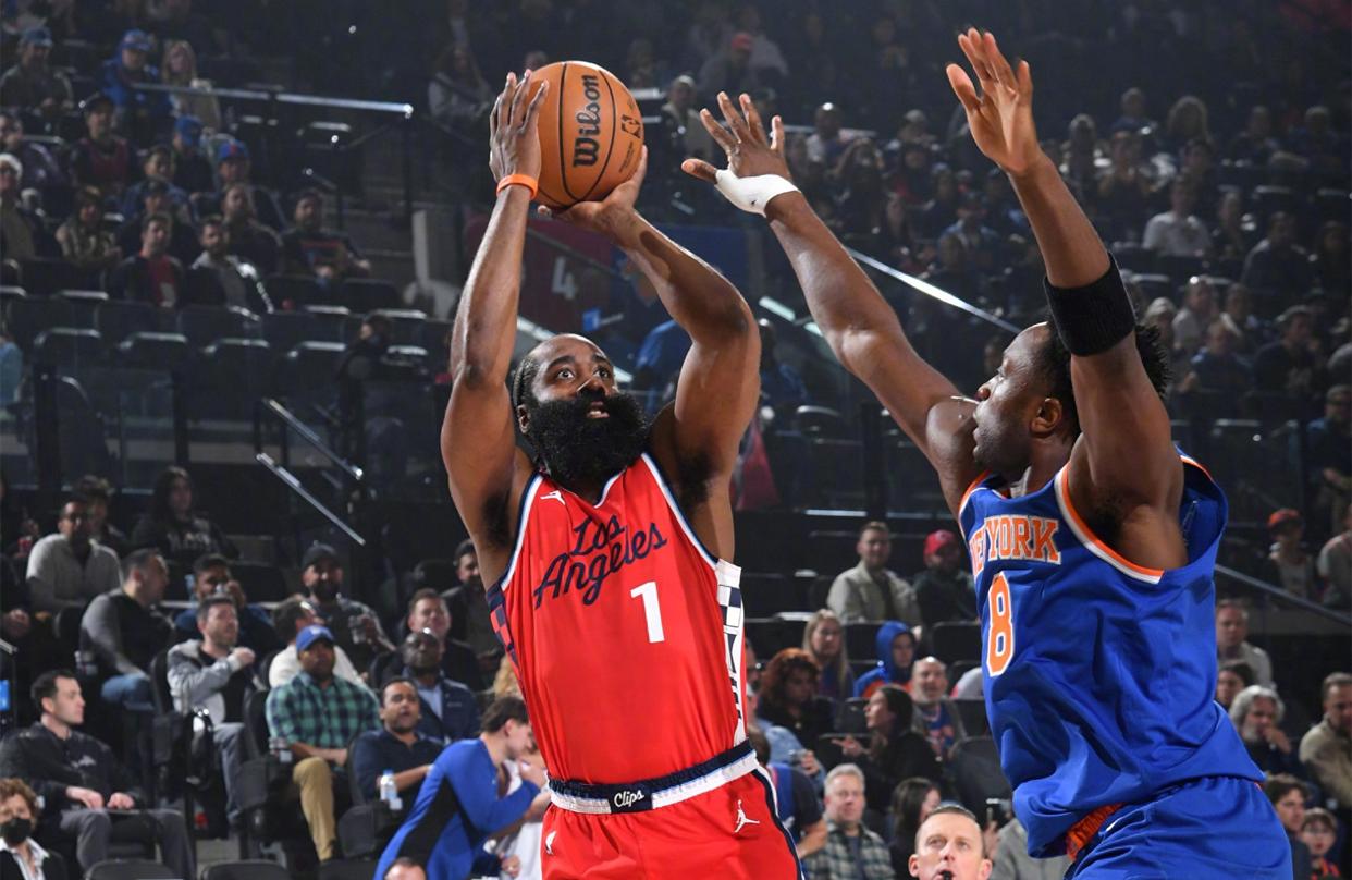 青岛队鏖战尼克斯，哈登刷新纪录