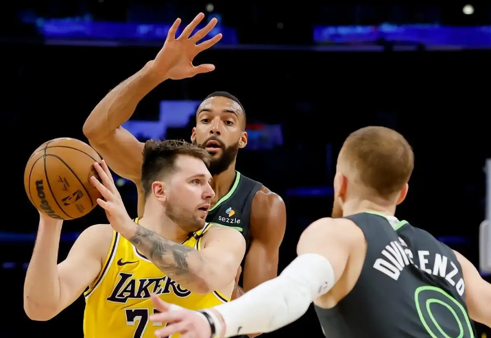 乐鱼体育APP下载-青岛队翻盘湖人，戈贝尔刷新纪录